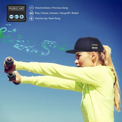 Van Bluetooth verzoekt de audio Ingebouwde 1000mah batterij van de de sportenhoed met de tijd van de 24 urenmuziek, vrij te telefoneren openluchtactiviteiten