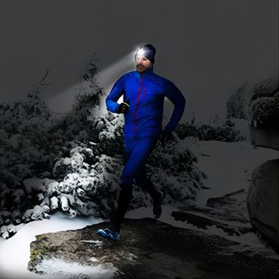 Mannen Kerstmis van Vrouwentienerjaren stelt Bluetooth-Hoofdtelefoonshoed met Headtorch voor