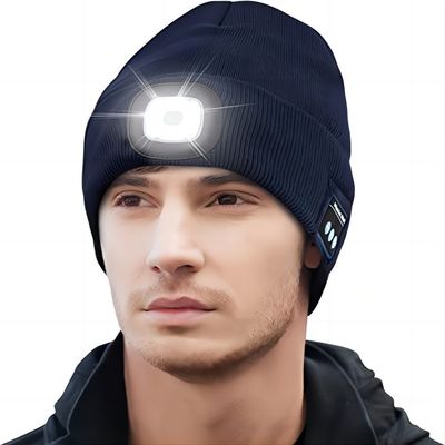 Mannen Kerstmis van Vrouwentienerjaren stelt Bluetooth-Hoofdtelefoonshoed met Headtorch voor