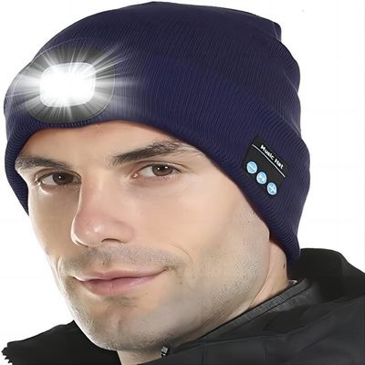 Mannen Kerstmis van Vrouwentienerjaren stelt Bluetooth-Hoofdtelefoonshoed met Headtorch voor
