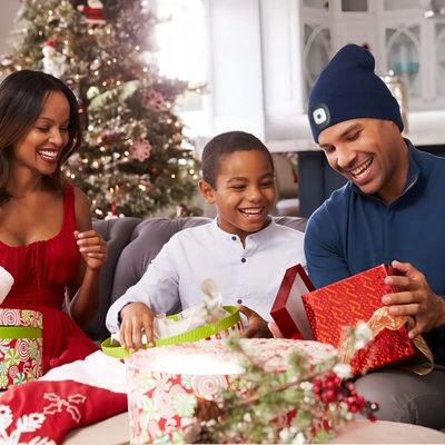 Mannen Kerstmis van Vrouwentienerjaren stelt Bluetooth-Hoofdtelefoonshoed met Headtorch voor