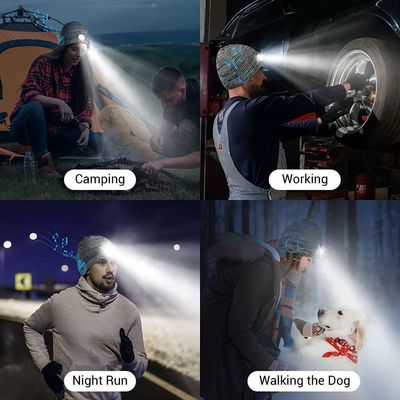 De Handen van de de Hoofdtelefoonshoed van sportenbluetooth Vrij met de Besprekingen Flahslight van de Muziektelefoon