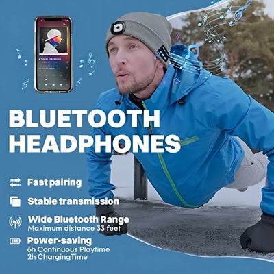 De Handen van de de Hoofdtelefoonshoed van sportenbluetooth Vrij met de Besprekingen Flahslight van de Muziektelefoon